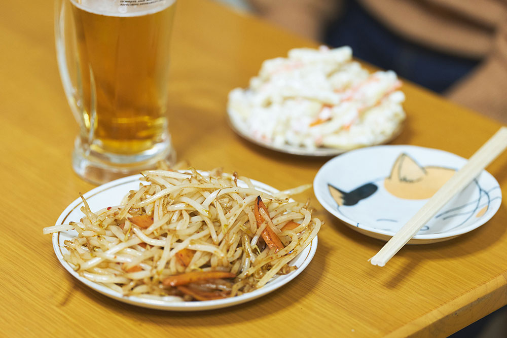 当時よく頼んでいたという「もやし炒め」（200円）と「マカロニサラダ」（250円）。mixiにある「良心的な店 あさひ」のコミュニティーで管理人をするくらい熱心に通っていたそう