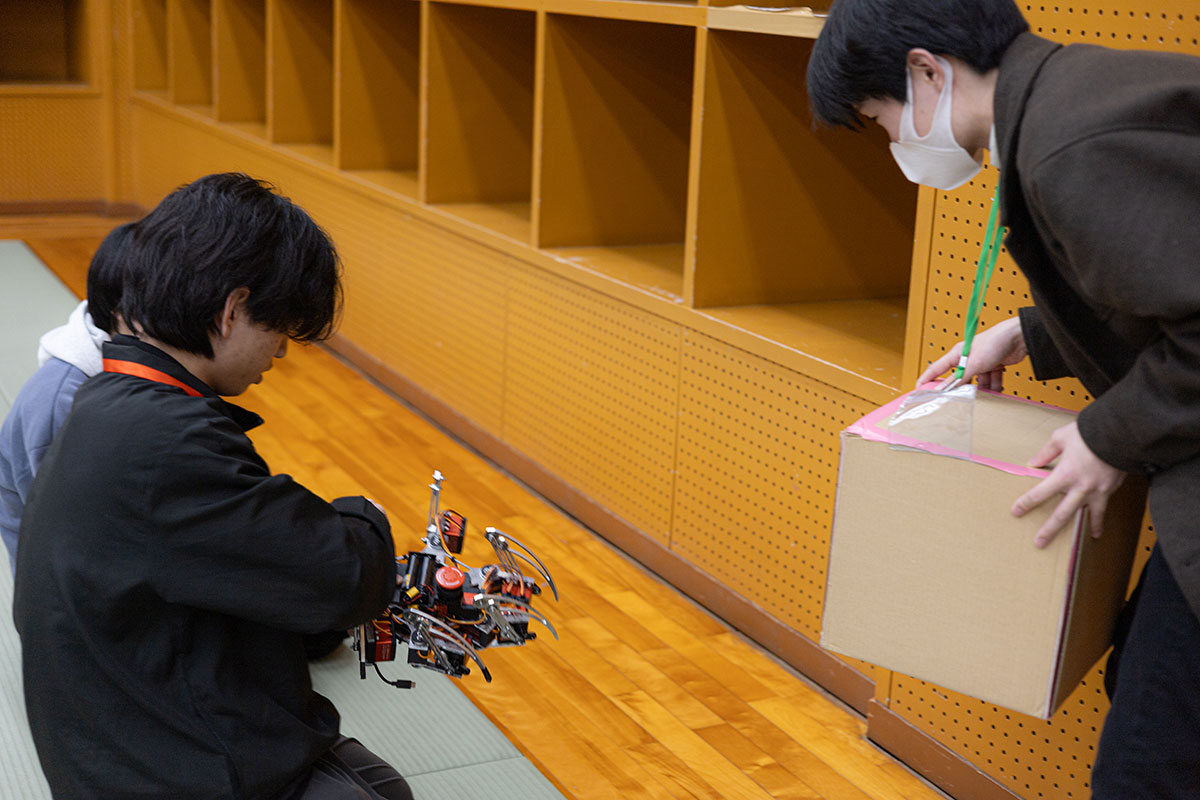クールな多脚ロボットがサイズ合わせに苦労している（サイズ規定もGreat High Gateのボックス準拠！）