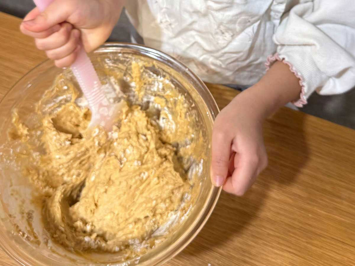 子どもが生地を混ぜる様子