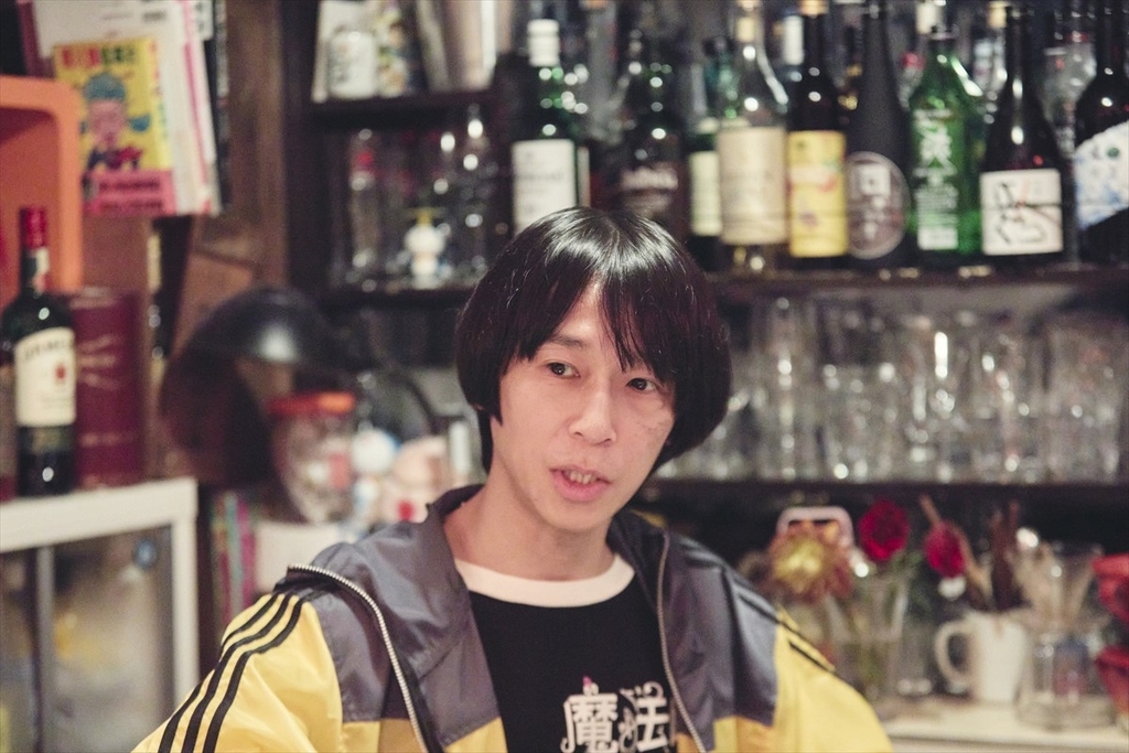 「夜学バー」店主の尾崎昂臣さん