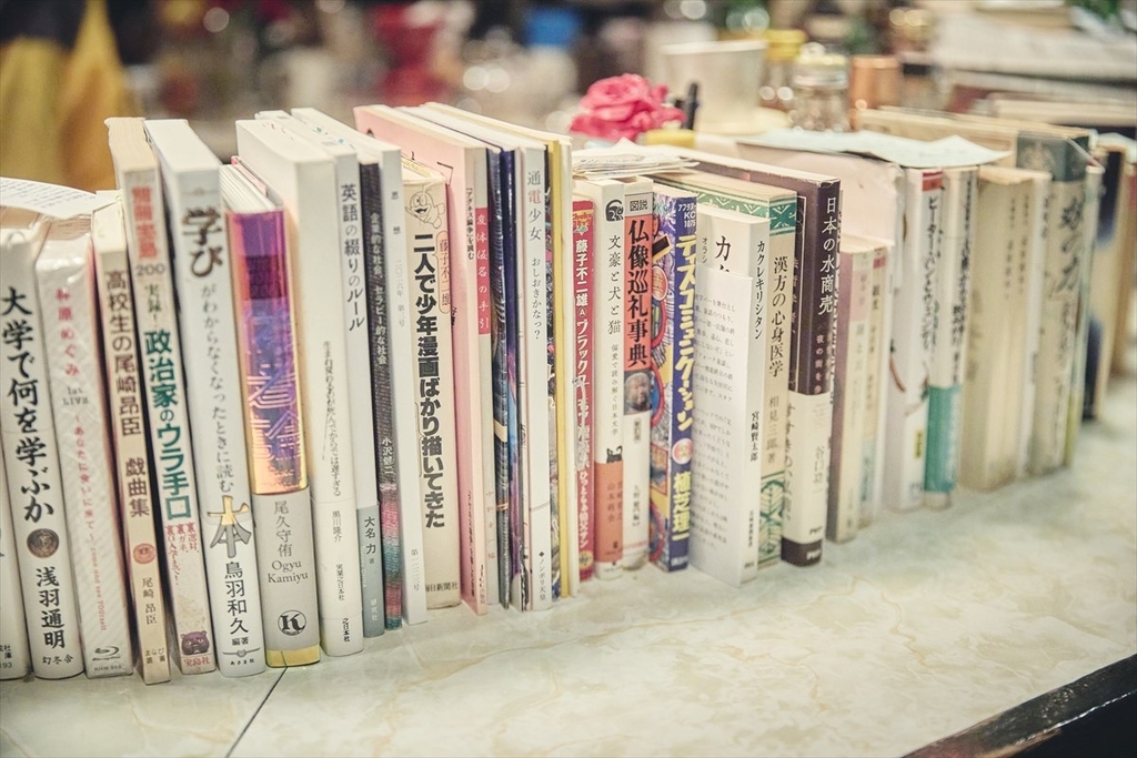 カウンター席や壁際の本棚にはあらゆるジャンルの本がぎっしりと並ぶ。「こういう店だ」という断定を防ぐと同時に、誰もが手を伸ばせるような統一感のない本棚を理想としているという