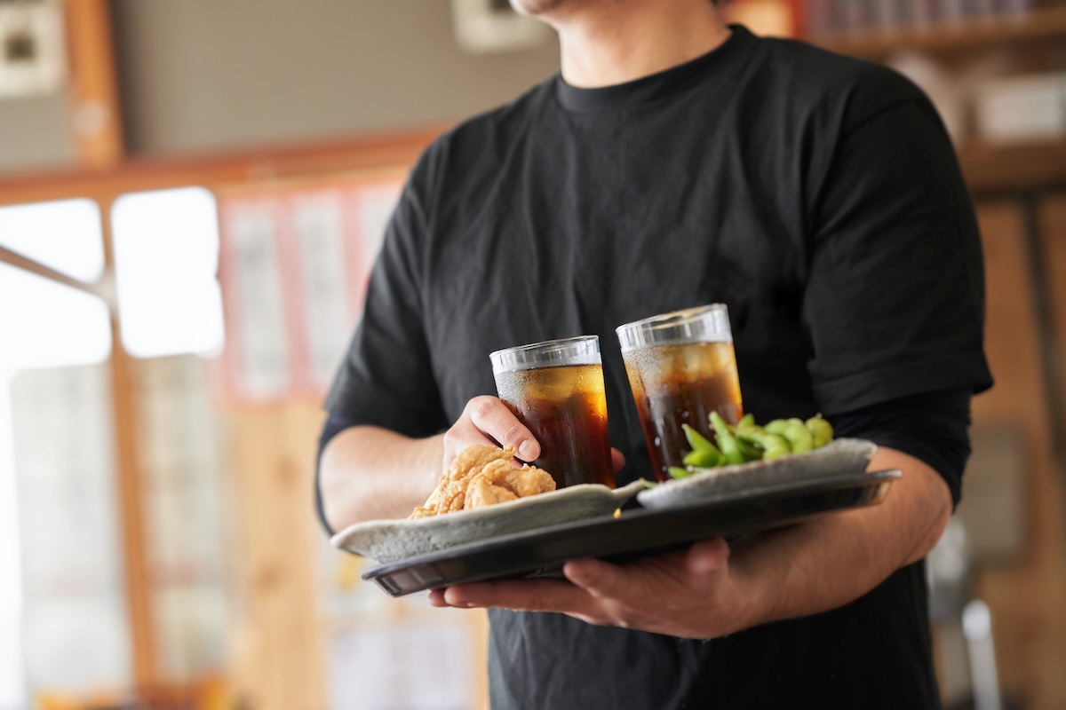 居酒屋で働く男性イメージ