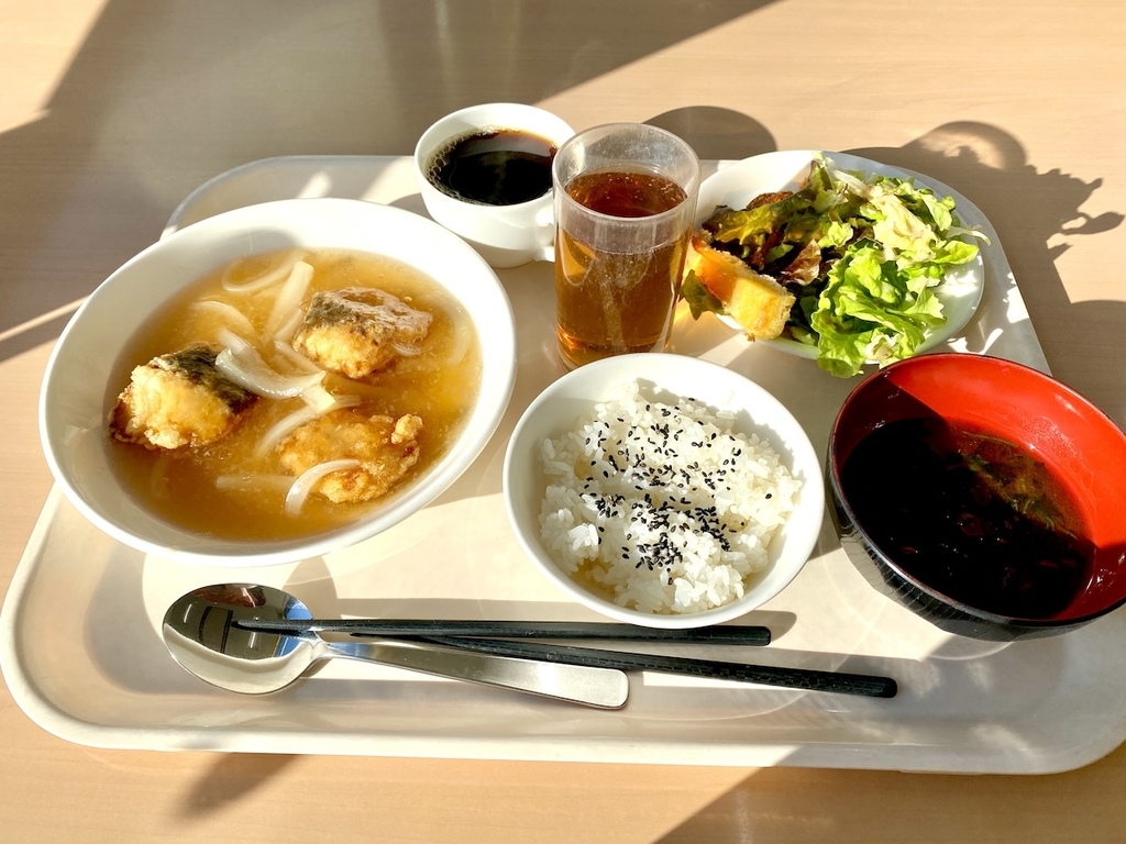「まかない付き」の職場で勤務していた際に、従業員食堂で提供された実際の食事