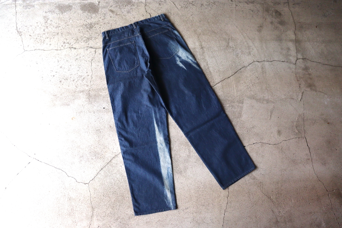 パンツ AURALEE SUNFADE BLEACH LIGHT DENIM PANTS AURALEE（オーラリー）の「AURALEE SUN FADE DENIM PANTS