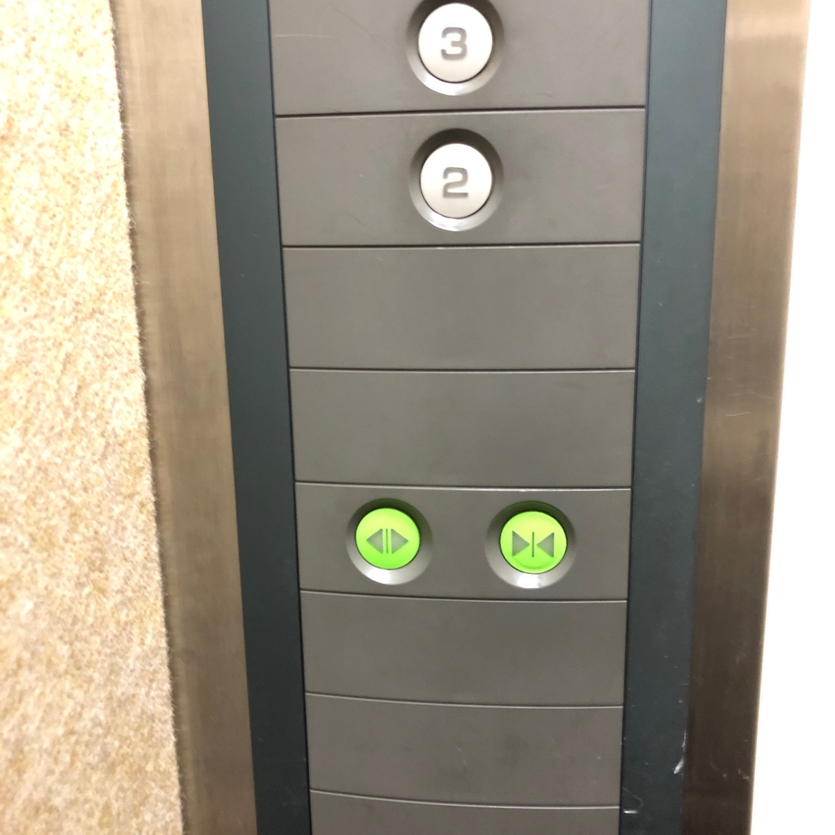 今日のエレベーター…開閉同色タイプ - 50歳からのフードデリバリー配達員