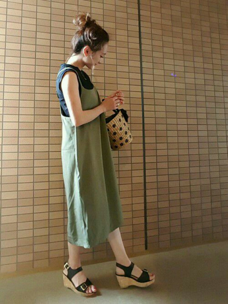 キャミワンピ ロングの重ね着コーデで夏っぽく 1番人気は黒 白の組み合わせ Fashion Bookshelf