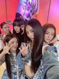 BLACKPINKの妹分『MEOVV(ミヤオ)』が華麗に登場！ - blue deco design lab
