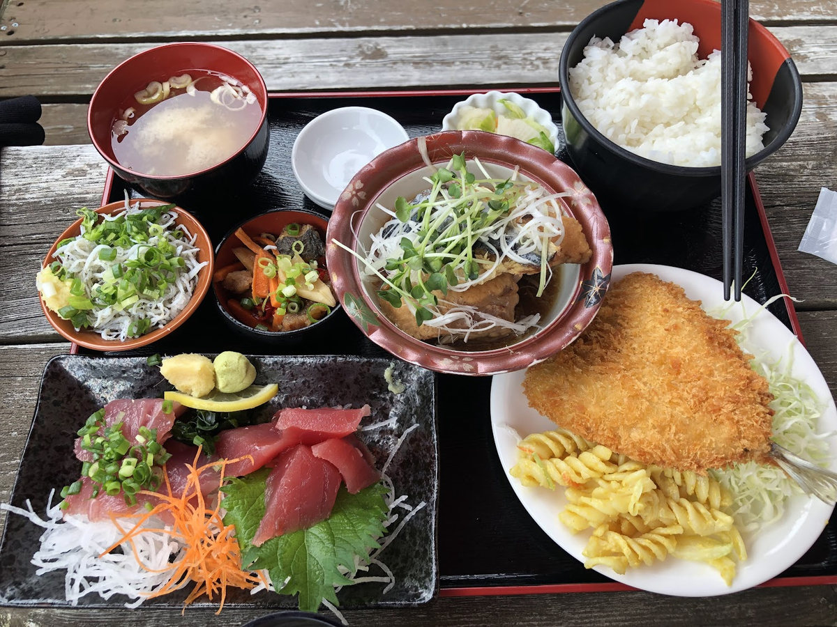 まる わ 食堂