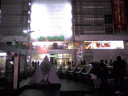 夜の新宿駅