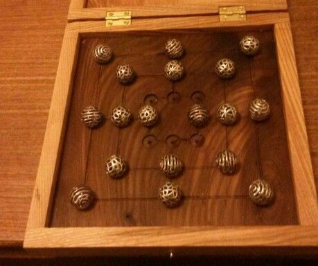 ボドゲ美術館レポ ナインメンズモリス Nine Men S Morris フルボッコゲームといえばコレです ぼーどげーむ美術館 ボドゲ美術館レポ ナインメンズモリス Nine Men S Morris フルボッコゲームといえばコレです ぼーどげーむ美術館