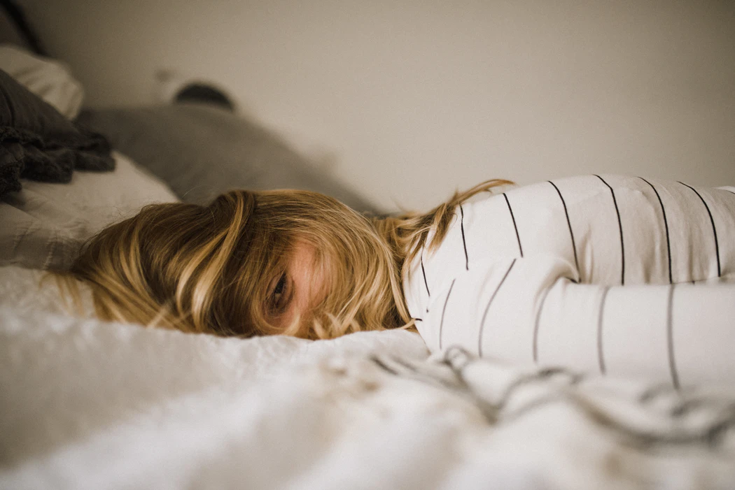 1 分以内に眠るためのテクニックは、不眠症の人にとって興味深いかもしれません。