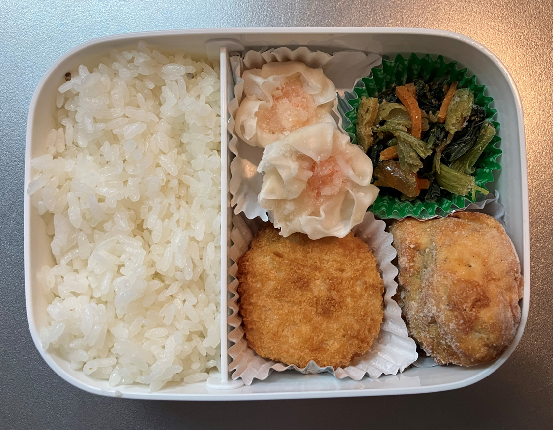 揚げ物が2つ入っているお弁当の写真