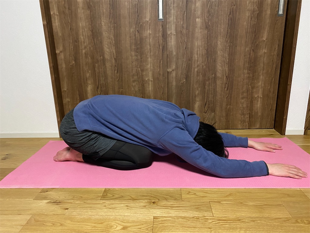 ヨガのチャイルドポーズは腰痛に効果的 コツとできない場合の対策 姿勢とボディメイクを考える