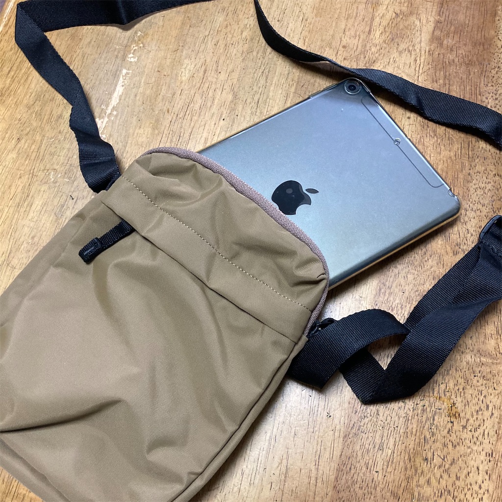 ユニクロのミニショルダー Ipad Miniがギリギリ入る モノズキ スキモノ モスキーノ