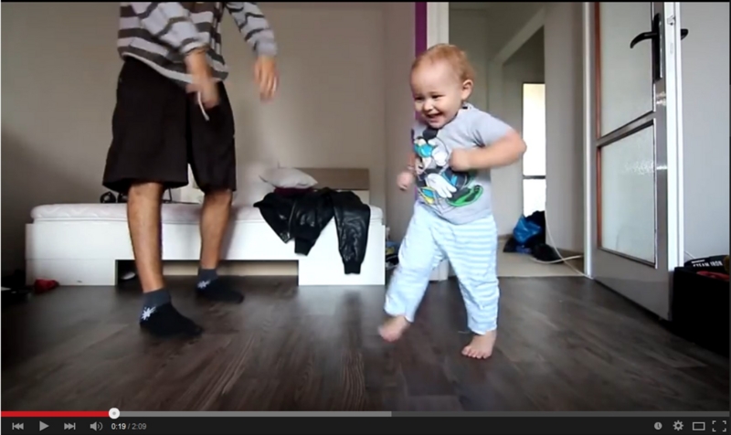 海外パパニュース これはかわいい 朝から赤ちゃんと踊るカッコイイパパ 新米パパの子育てエブリデイ 海外パパニュース これはかわいい 朝から赤ちゃんと踊るカッコイイパパ 新米パパの子育てエブリデイ