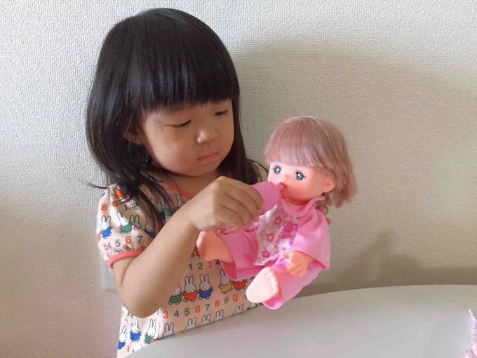 7月新発売のメルちゃん入門セットで2歳の娘とお世話ごっこ 新米パパの子育てエブリデイ