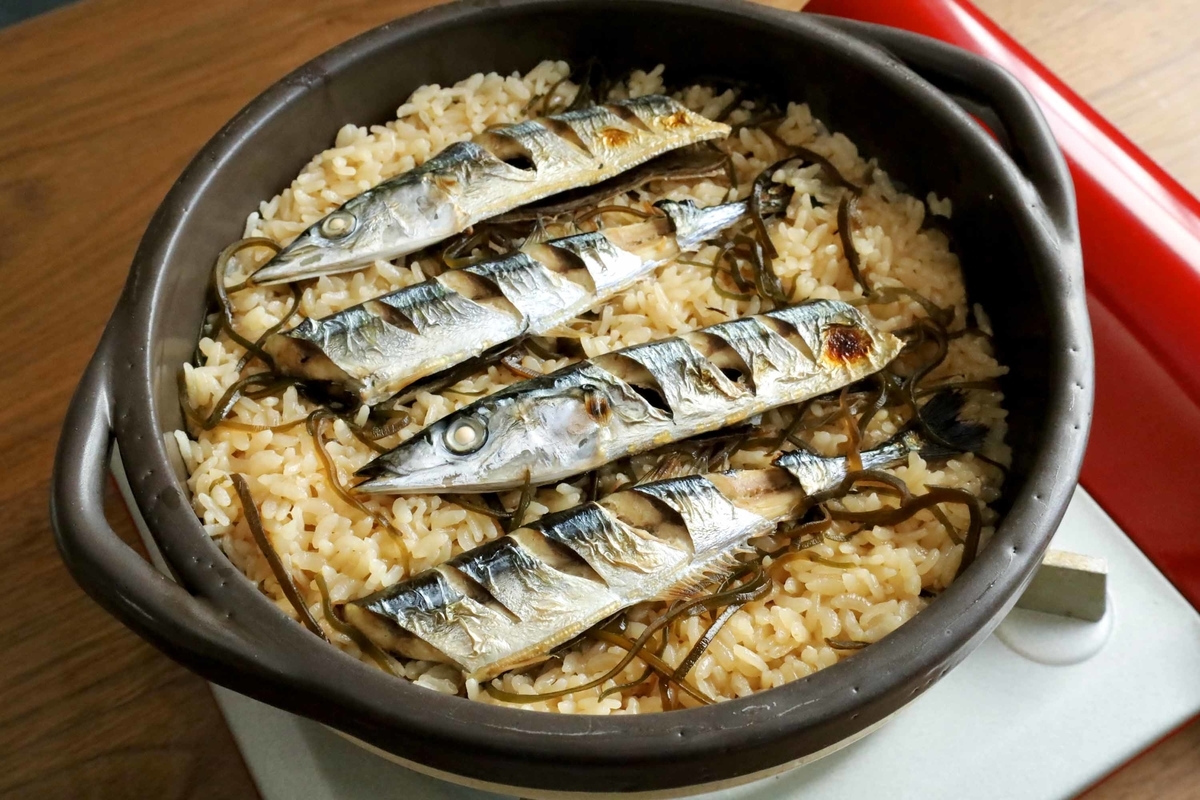 秋がきた 塩こんぶでうまみたっぷり さんまの炊き込みご飯 Bokuの簡単ンまい飯ブログ