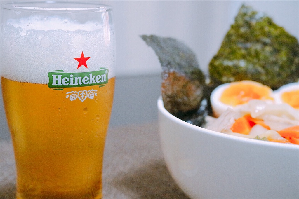 具付き味噌ラーメンとビールの美味しそうな写真