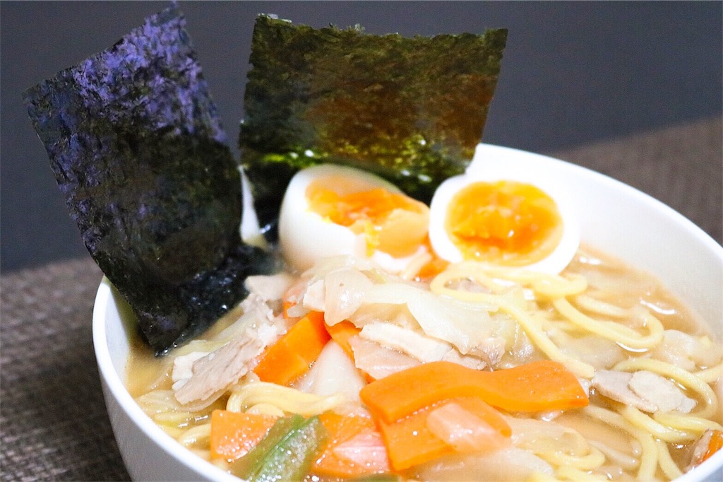具付き味噌ラーメンの出来上がりの写真
