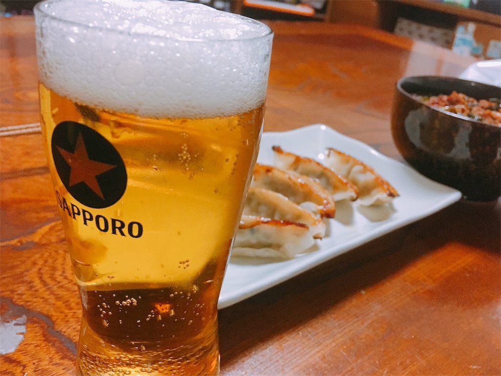 料理とビールの写真