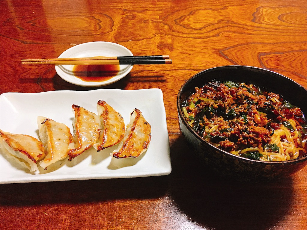 セブンイレブンの焼き餃子と台湾ラーメンの写真