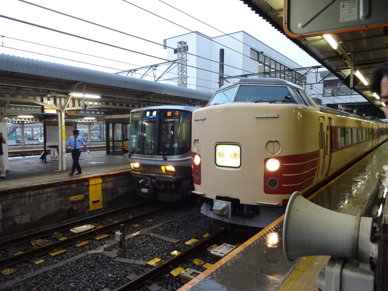 西の車両と並ぶ189系