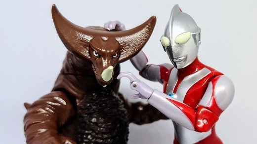 ゴモラのフィギュア(映画ウルトラバトル・ウルトラ銀河伝説)台座に直筆サイン有り ULTRA-ACT 大怪獣バトル ウルトラ銀河伝説 THE MOVIE ゴモラ