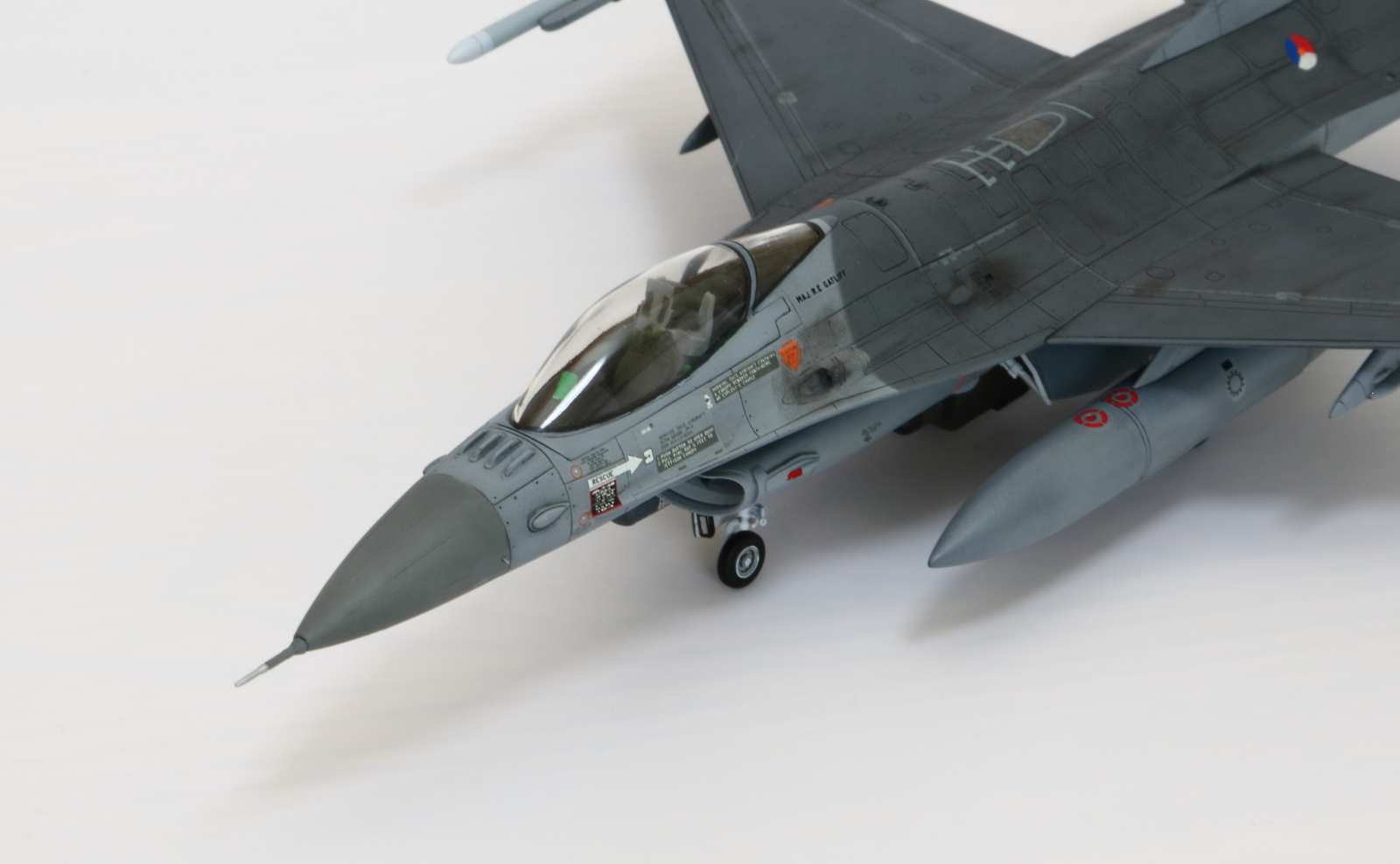 1/72 F-16AM オランダ空軍 - 俺が思うに、例えばあの子は模型少女