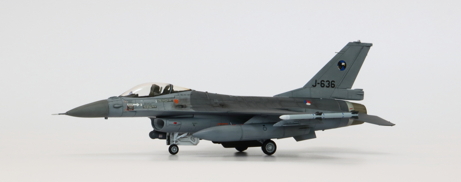 1/72 F-16AM オランダ空軍 - 俺が思うに、例えばあの子は模型少女