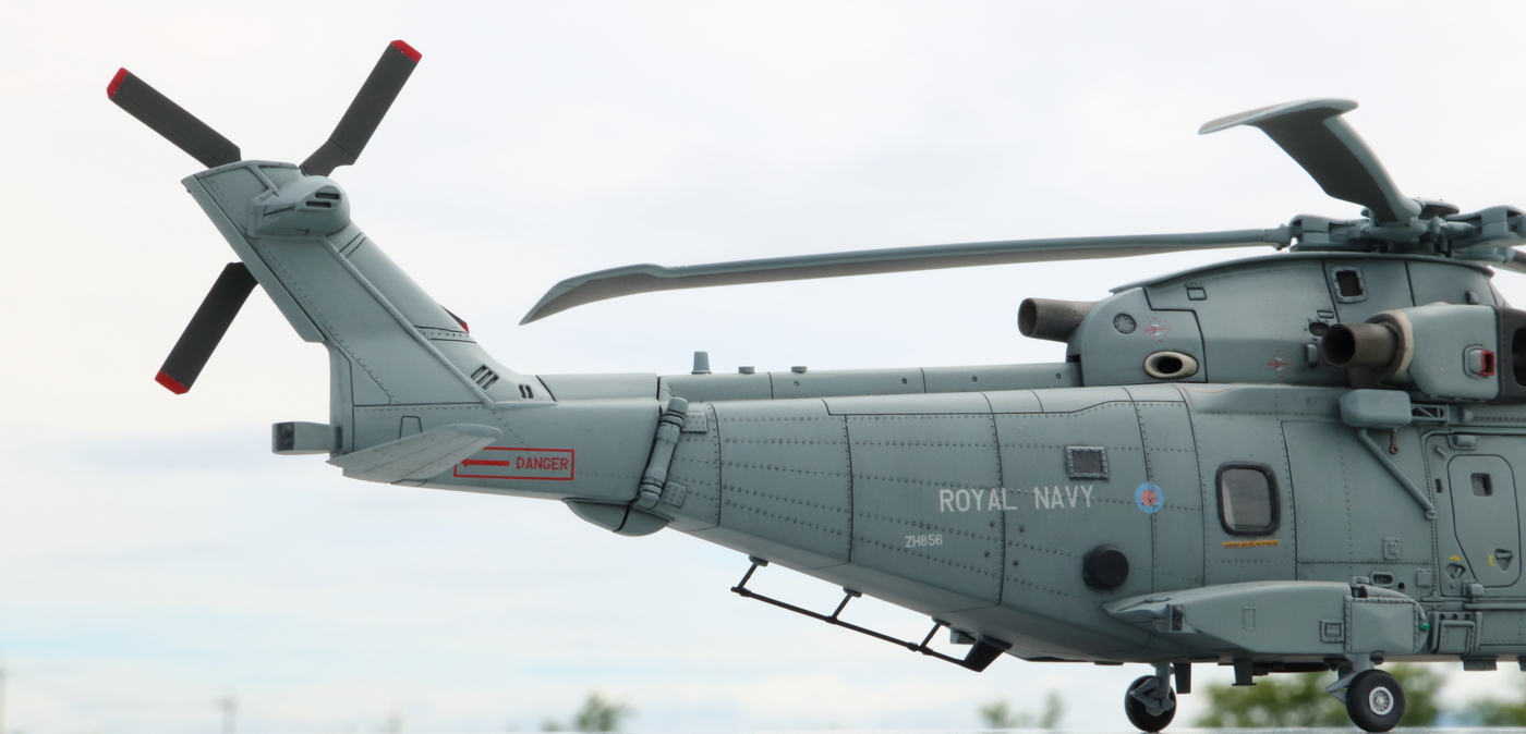 1/72 AW101 Merlin HM.2 イギリス海軍 - 俺が思うに、例えばあの子は