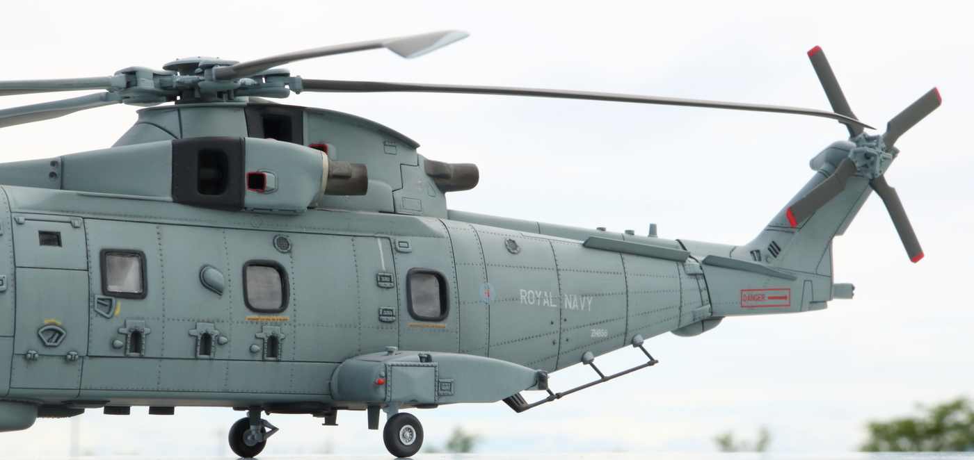 1/72 AW101 Merlin HM.2 イギリス海軍 - 俺が思うに、例えばあの子は