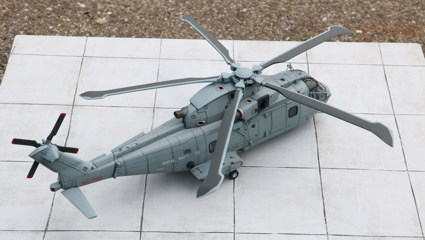 1/72 AW101 Merlin HM.2 イギリス海軍 - 俺が思うに、例えばあの子は