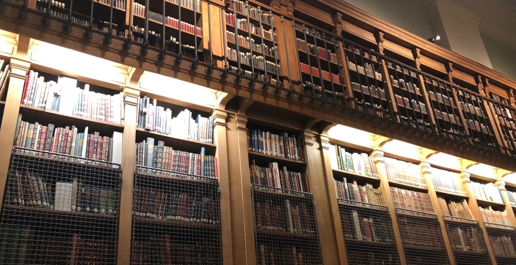 図書室にならぶ本たと