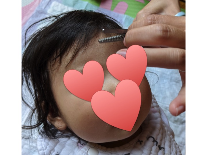 準備が整ったら、赤ちゃんを寝かせてサクサク切っていく