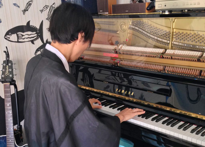 久次米さんピアノ演奏中
