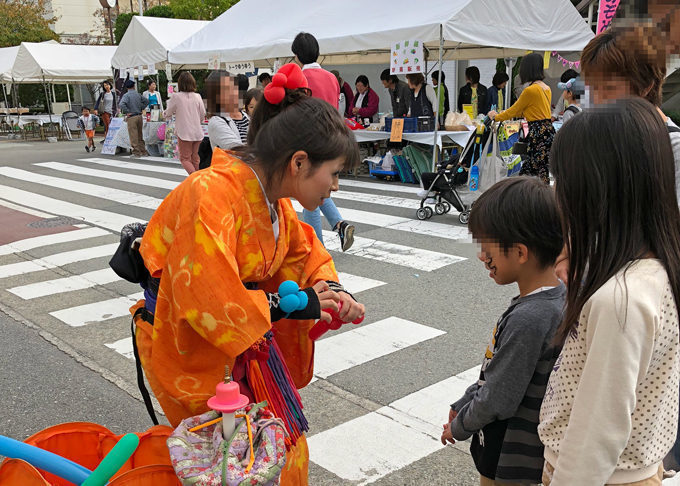 にじいろ風船師みずきのバルーンアートプレゼント配布