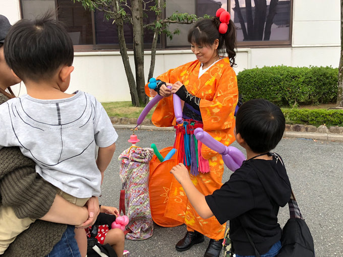 にじいろ風船師みずきのバルーンアートプレゼント配布