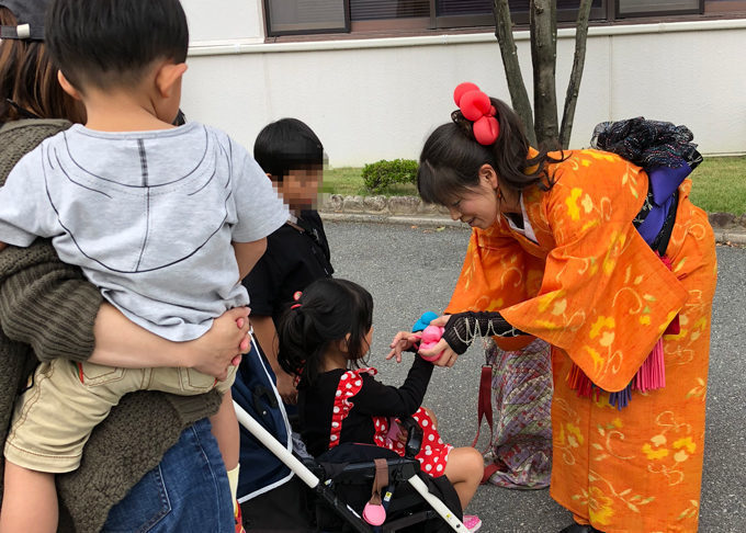 にじいろ風船師みずきのバルーンアートプレゼント配布