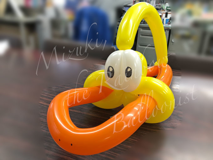 バルーンアートのアヒルの帽子