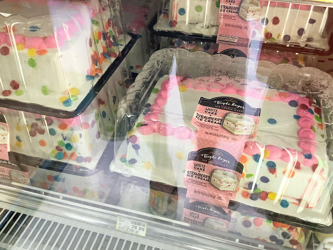 グアムのスーパーのでかいアイスクリームケーキ