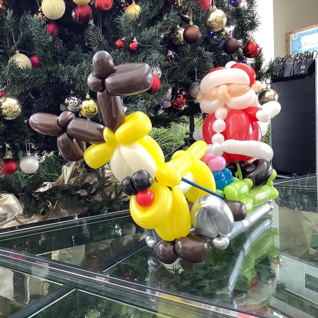 バルーンアートのサンタクロースとトナカイ