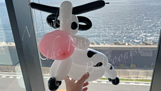 バルーンアートの牛