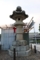 八代目市川團十郎が奉納した石燈籠（右）