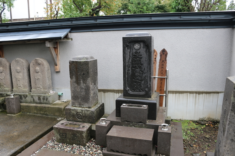 弘前恵林寺の境内にある武田氏末裔の墓