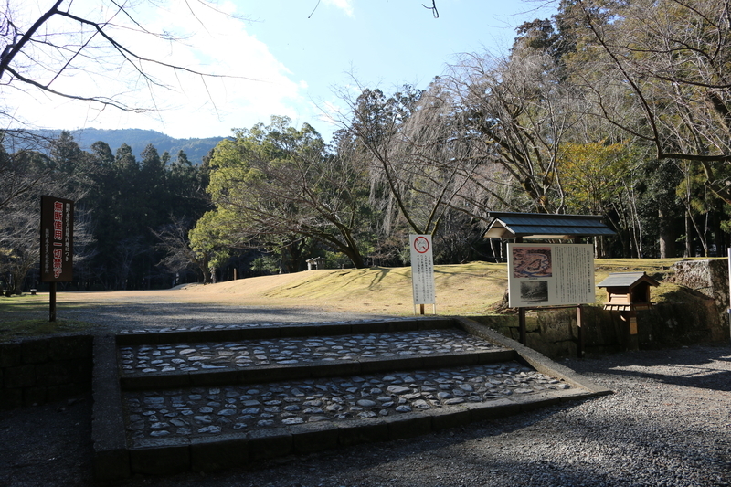 大斎原（中洲）へ掛かる橋はなく川を渡って参詣