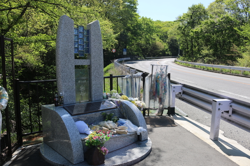 軽井沢バス転落事故現場に建つ祈りの碑