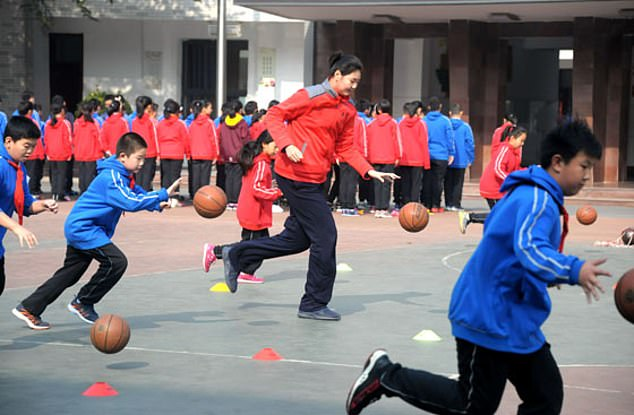 これは世界で一番背の高い女の子ですか 中国の生徒は 既に11歳で6フィート10インチです 変なニュース