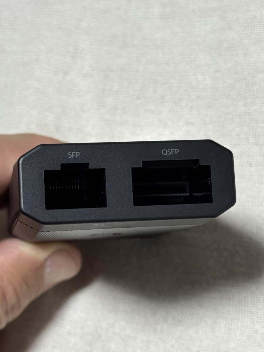 SFP/SFP+用とQSFP用の2つのポート