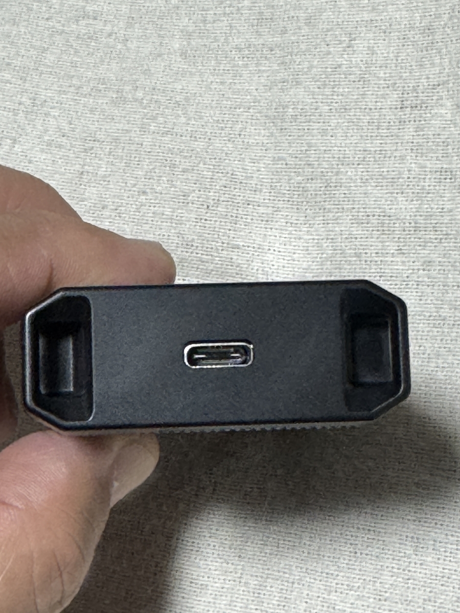 バッテリ充電用USB-Cコネクタ