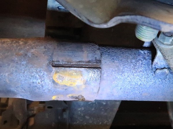 車の下から水が垂れる 車検の前にマフラー継ぎ目の水漏れを修理しました Diy ブーさんとキリンの生活 車の下から水が垂れる 車検の前にマフラー継ぎ目の水漏れを修理しました Diy ブーさんとキリンの生活